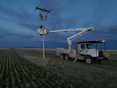 fergus electric working on a powerline